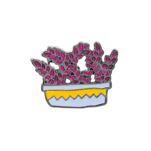 Détail de la broche en émail plante rose avec pot blanc et motif de vague jaune