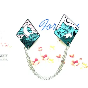 Set di spille in smalto con orso polare e luna collegate da una catenella d'argento