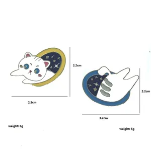 Spille gatto in smalto con portale cosmico e cielo stellato blu su sfondo bianco puro