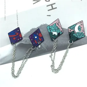 Spilla in Smalto Cartoon Vintage Con Catena in Metallo per Donna Uomo Orso Polare Luna Spazio Razzo Pianeta Spilla da Risvolto Distintivo Gioielli di Moda