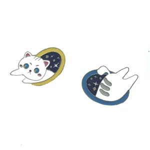 Set di due spille in smalto con gatto e portale spaziale dal design creativo