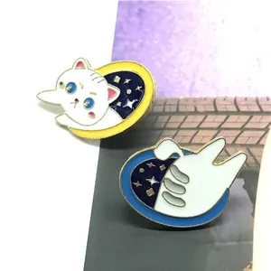 Set di spille in smalto gatto spaziale con gattino bianco in un portale dorato