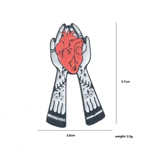 Broche créative en émail cœur tenu par des mains pour vestes en jean avec taille