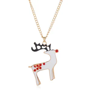 Detail van een feestelijke gouden rendier hangketting met wit en rood emaille afwerking