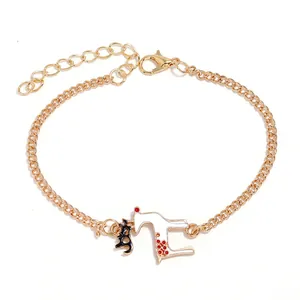 Gouden armband met kleurrijke emaille rendier hanger en verstelbare karabijnsluiting
