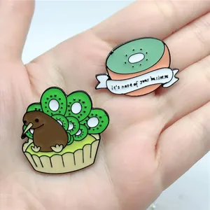 Schattige emaille broche set met kiwi vogel en fruittaart van gepolijst gelegeerd metaal