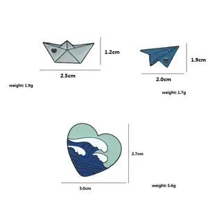 Lot de broches émaillées avec avion, bateau et vagues, incluant les dimensions et poids