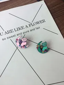 Broches en émail chat sur croissant de lune en rose et vert pour vestes