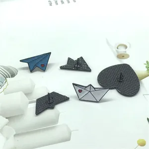 Ensemble de broches émaillées avion et bateau en papier avec effet scintillant