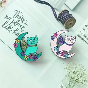 Broches en émail charmantes avec chat coloré sur une lune fleurie en rose et vert