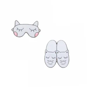 Set di spille in smalto con maschera per dormire e pantofole a forma di gatto giapponese