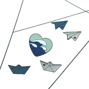 Lot de 5 broches en émail avec avions et bateaux en papier et motifs de cœur sur fond blanc