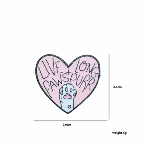 Pin's émaillé cœur patte de chat rose avec texte Live Long Pawspurr, 2,9cm x 2,9cm