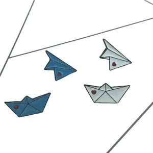 Détail de quatre broches en émail en forme d'avion et bateau avec petits cœurs