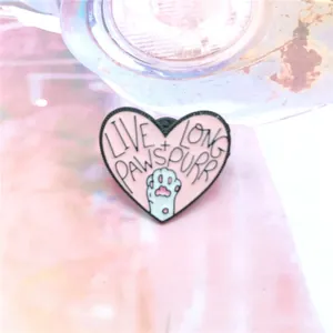 Broche cœur rose en émail avec patte de chat et message Live Long and Paws Purr