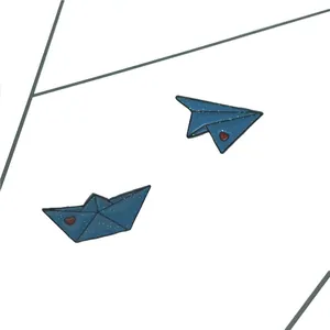 Détails des boucles d'oreilles avion et bateau en émail bleu pailleté avec cœurs