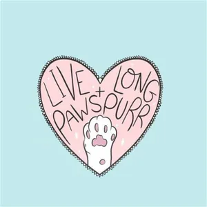 Vue détaillée du badge cœur rose et patte de chat avec texte Live Long Paws Purr