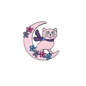 Détail du badge émaillé chat sur la lune avec nœud papillon violet et fleurs colorées
