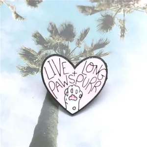 Broche en émail cœur rose avec patte de chat et texte Live Long Paws Purr en été