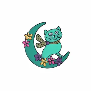 Détails d'une broche en émail représentant un chat vert sur une lune fleurie