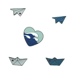 Lot de 5 broches en émail avec avions en papier, bateaux et motif de cœur de vague