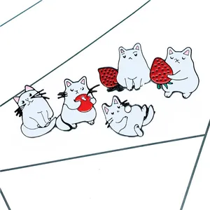Broche Émaillée Chat de Dessin Animé Alliage Mignon Chaton Blanc Fraise Fruit Broche pour Femmes Filles Sac à Dos Bijoux