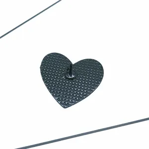 Vue arrière du pin's en émail patte de chat en cœur avec texture métallique et attache