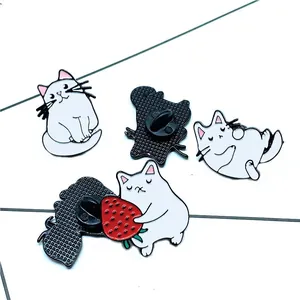 Lot de broches en émail chat blanc de style japonais avec chatons mignons et fraises