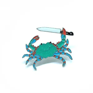 Lustige blaue Krabbe Emaille-Anstecknadel mit Messer-Meme für Kinder-Accessoires