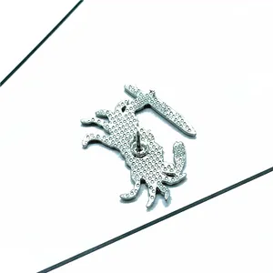 Makroaufnahme der Krabben-Anstecknadel-Rückseite aus Zinklegierung mit Metallverschluss