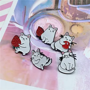 Set de cinq épingles émaillées chat mignon avec fruits colorés et poses ludiques