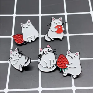 Lot de 5 badges en émail représentant d'adorables chats blancs avec des fraises rouges