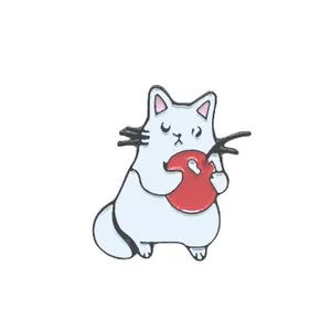 Broche chat blanc mignon tenant une cerise rouge, bijou de style dessin animé pour femmes