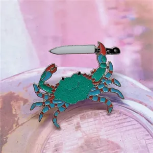Detailansicht der lustigen Emaille-Anstecknadel Krabbe mit Messer und bunten Beinen