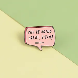 Spilla in smalto rosa a forma di nuvoletta con citazione motivazionale You Are Doing Great