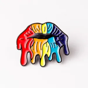 Detailansicht der Regenbogen Emaille-Anstecknadel in Lippenform mit buntem Tropfen-Effekt