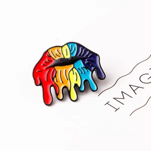 Detail einer Regenbogen-Lippen-Emaille-Anstecknadel mit leuchtenden Farben und Konturen