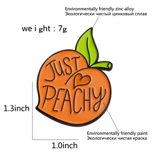 Broche en émail pêche avec texte JUST PEACHY en alliage de zinc et fini orange vif