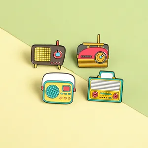 Détails de pin's émaillés en forme de radio vintage avec peinture métallique soignée