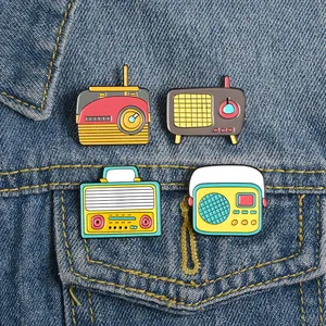 Set van vier kleurrijke retro radio emaille pins op een donkere spijkerjaszak