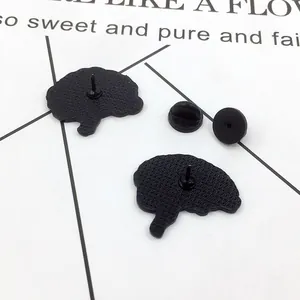 Spilla cervello con chiusure in gomma nera e base in metallo opaco creativo
