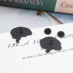 Dettaglio del retro della spilla in smalto a forma di cervello con chiusure in gomma nera