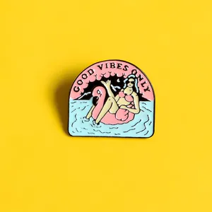 Detalle del pin esmaltado con mujer en flamenco y texto de Good Vibes Only
