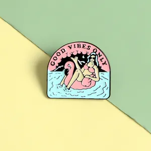 Pin de esmalte Good Vibes Only con mujer en flotador de flamenco para una estética de verano