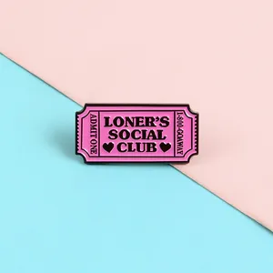 Spilla ticket in smalto rosa con design Loner's Social Club su sfondo pastello