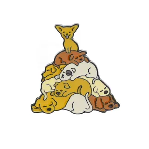 Spilla smaltata con cani impilati in stile cartoon su sfondo bianco per abbigliamento