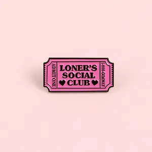 Dettaglio della spilla ticket rosa in smalto con incisione Loner's Social Club