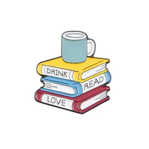 Lindo pin de esmalte con libros y taza de café y texto Drink Read Love en libros
