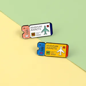 Détails des épinglettes en émail Adventure Awaits avec motifs d'avion et design de billet
