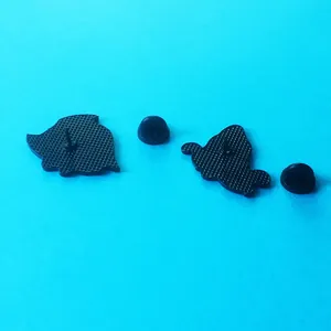 Vue arrière de pins en émail requin montrant la texture métallique et l'attache en gomme
